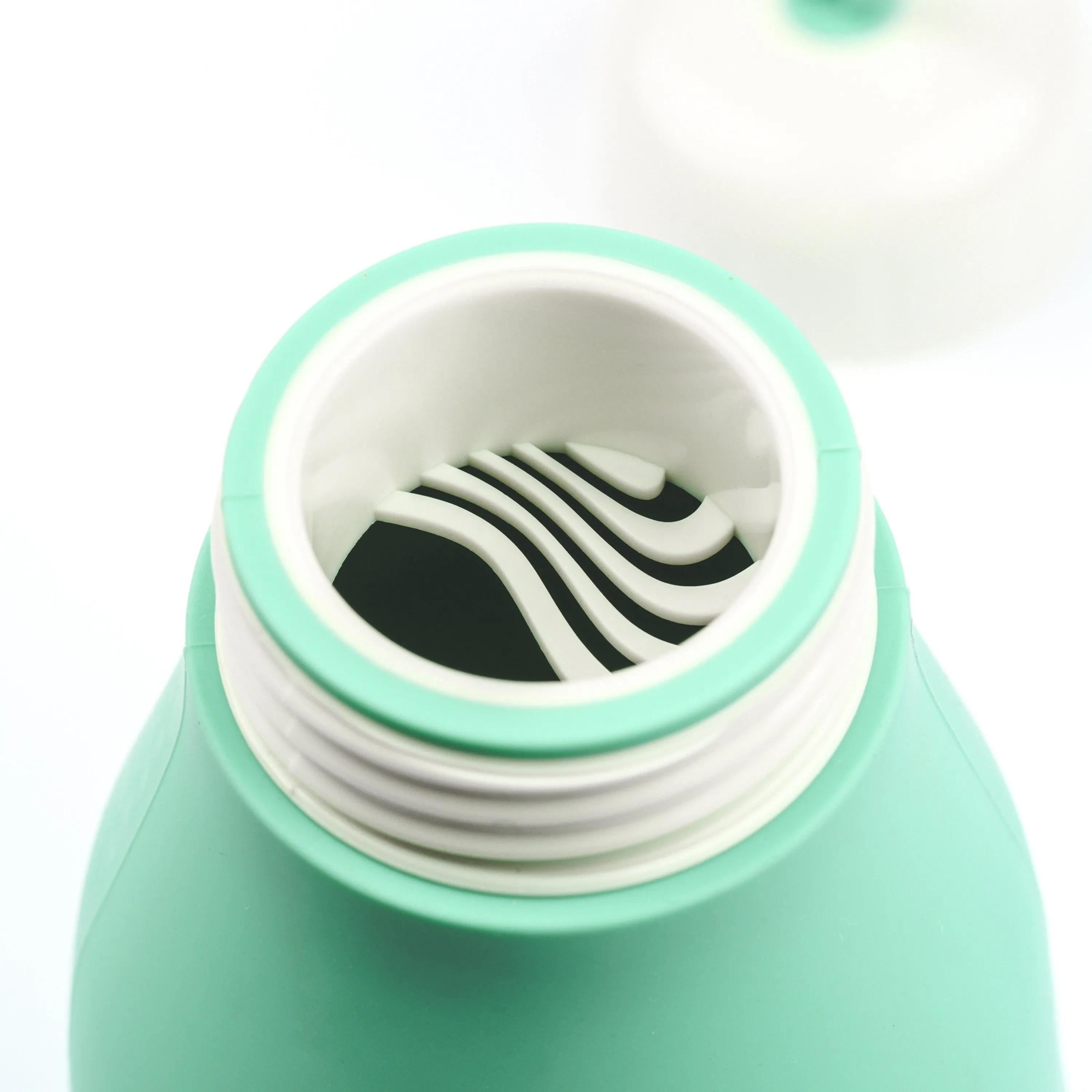 Whippy Collapsible Silicone Bottle 520ml - Sour Grape Teal